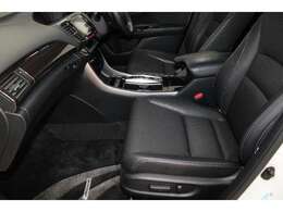 運転席8way/助手席4wayパワーシート（運転席シートメモリー機能）