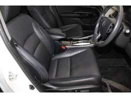 ゆったりとした運転席、助手席です。運転席はシートハイトアジャスター付きで高さ調整が出来るので、いろんな人のドライブポジションに合います。