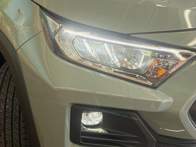 【LEDヘッドライト】悪天候や夜間走行時も良好な視界を確保し安心して運転できる高輝度LEDヘッドライトを装備！点灯速度が早く、消費電力も抑えられています。