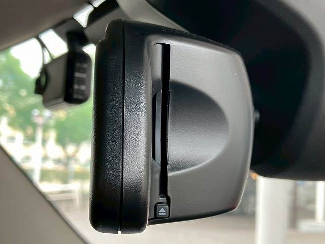 MINI純正のミラー一体型ETCが装備されております！ETC2.0対応で高速道路と自動車がリアルタイムで情報連携し、渋滞迂回ルートや安全運転をサポート！便利で快適なドライブを手助けします！