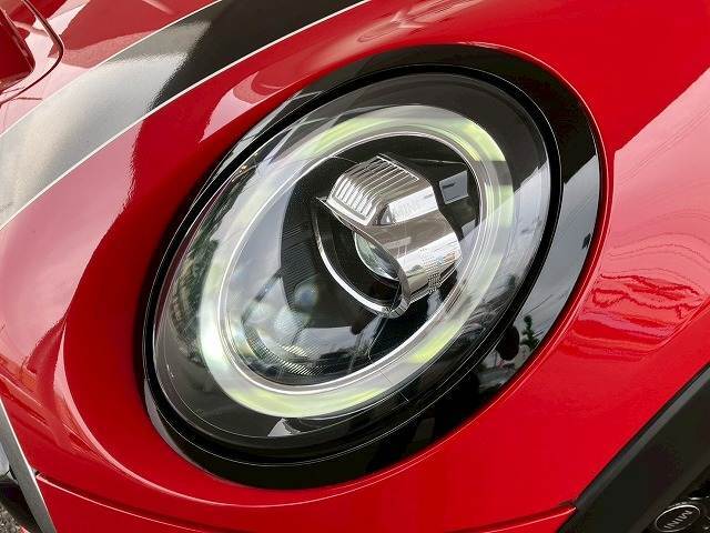 先進のLEDヘッドライトを装備。視認性と明るさが向上しより、安全運転をお楽しみいただけます。