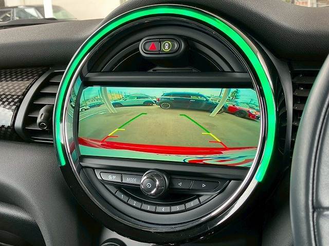 バックカメラ装備。後方確認に役立ち、楽々駐車やバックをしていただけます。
