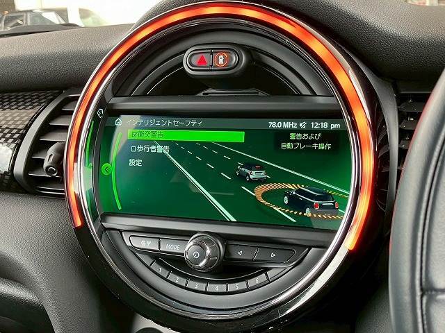 車両前部のカメラが車間距離を測定。衝突の危険を察知すると、警告機能が作動します！ブレーキ圧を調整することで反応を早め、ブレーキをサポート！対歩行者を含む衝突被害軽減ブレーキ機能も備えています。