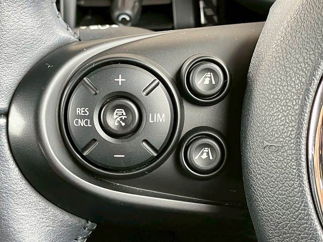 アクティブ・　クルーズ・コントロールが装備されております！希望速度を設定しておくと、車両は自動的にその速度を保ち、前方車両が近い場合、許容される範囲で前方車両の速度に自動的に調節！