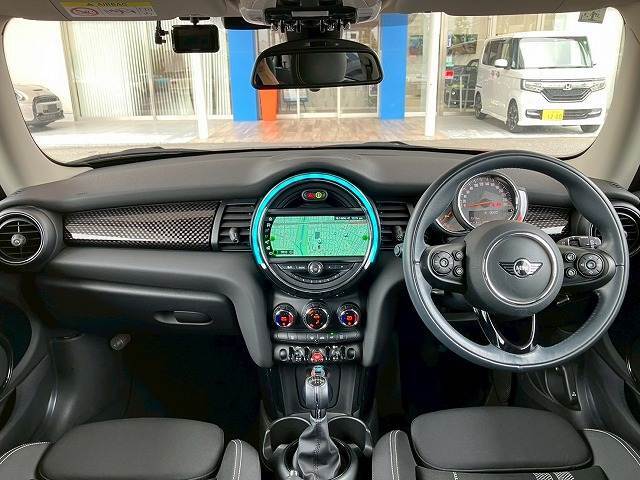 MINIならではのコックピット！！高級感があり、かつシンプルなデザインが飽きがこないとご好評いただいております。スイッチ一つ一つにも「こだわり」とセンスを感じます。