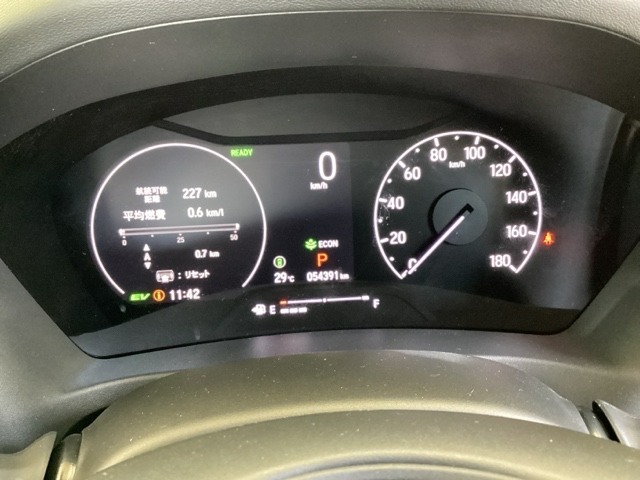 ハイブリット車専用のメーターです。右側の大型スピードメーターに加え、ステアリングスイッチを使って左のマルチインフォメーション・ディスプレイで燃費や動力伝達などの情報が見れるようになっています。