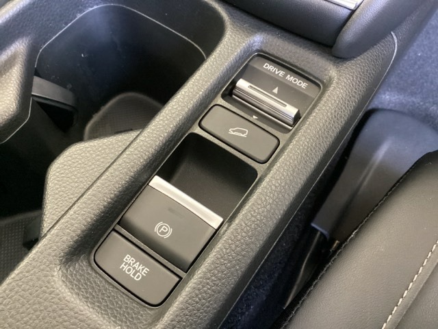 セレクターノブの下に、3つの異なる加速感を楽しめるドライブモードスイッチがついています。一般道、スポーツ走行、エコ走行など、シーンに合わせて最適な加速感を楽しめるドライブモードスイッチです。