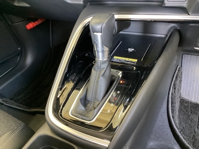 「e:HEV」は、モーター走行を中心にしながら電気エネルギーやエンジン動力を最も効率よく使い分けることができる賢いハイブリッドシステムです。サイドブレーキはスイッチ操作の電子制御パーキングブレーキです