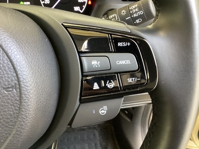 ハンドルにHondaセンシング系のクルーズコントロールやレーンキープアシストなどのスイッチが装備されています。ハンドルから手を離さず安全に操作できます。