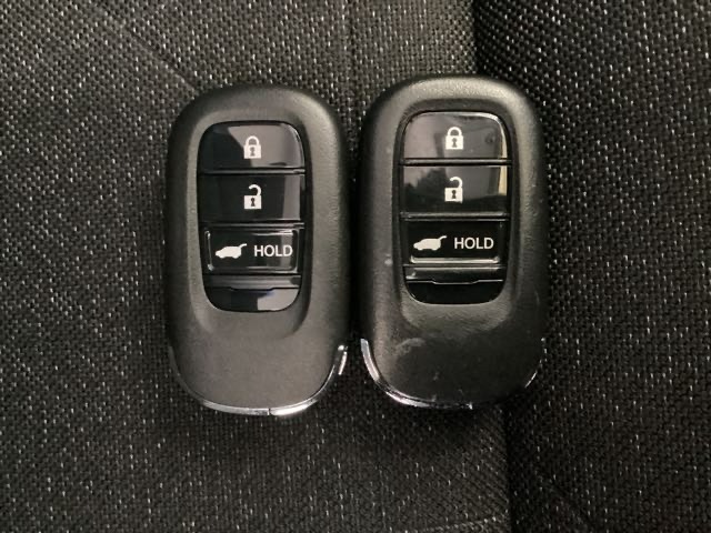 スマートキーを装備しています。鍵を差し込むことなくドアロックの開け閉めと、スタートボタン操作でのエンジンスタートができます。ボタン操作でトランクが開けられる電動テールゲートのボタンもついています。