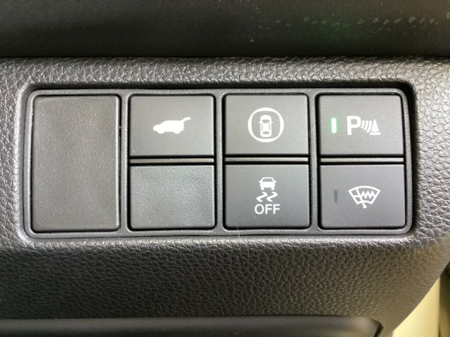 Hondaセンシング用の、VSA（ABS＋TCS＋横滑り抑制）解除のメインスイッチなどはハンドルの右側に装備しています。ボタン操作でトランクが開けられる電動テールゲートのボタンもついています。