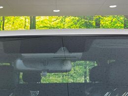 【トヨタセーフティセンス】走行中に前方の車両等を認識し、衝突しそうな時は警報とブレーキで衝突回避と被害軽減をアシスト。より安全にドライブをお楽しみいただけます。