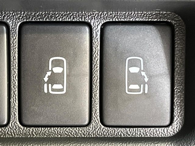 【両側パワースライドドア】スマートキーや運転席のスイッチで後席両側スライドドアの開閉が可能♪電動だから力を入れてドアを開ける必要が無く、小さなお子様でも簡単に開け閉めでき快適です♪