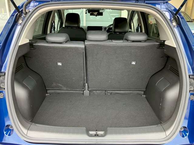 普段のお買い物や通勤、送迎等に十分な荷室スペースを確保しております。セカンドシートを倒すと、大きな荷物の積載も可能です♪