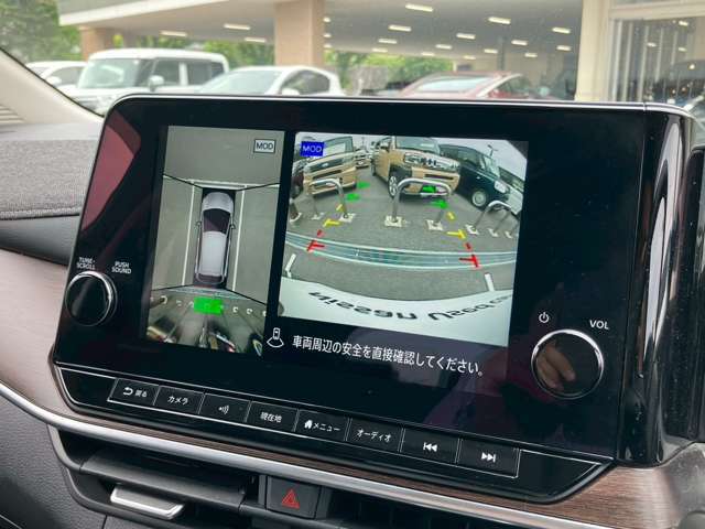 アラウンドビューモニター。上空から見下ろしているかのような映像を映し出して周囲を確認し、スムースな駐車をアシストします。