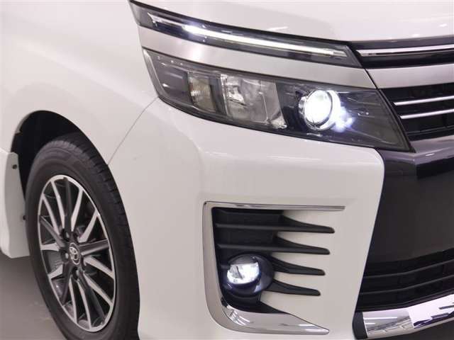 LEDヘッドライトです。デザイン性がよくとても明るいので、夜間の走行や悪天候でも安心です。しかも長寿命！