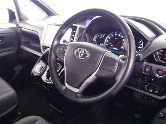 見通しのよいすっきりとした視界で、誰でも運転しやすいです。運転のしやすさは疲れにくさにも繋がりますよ♪