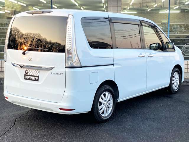 リアはプライバシーガラスとなっております♪窓も大きく車内にいても開放感がございます♪