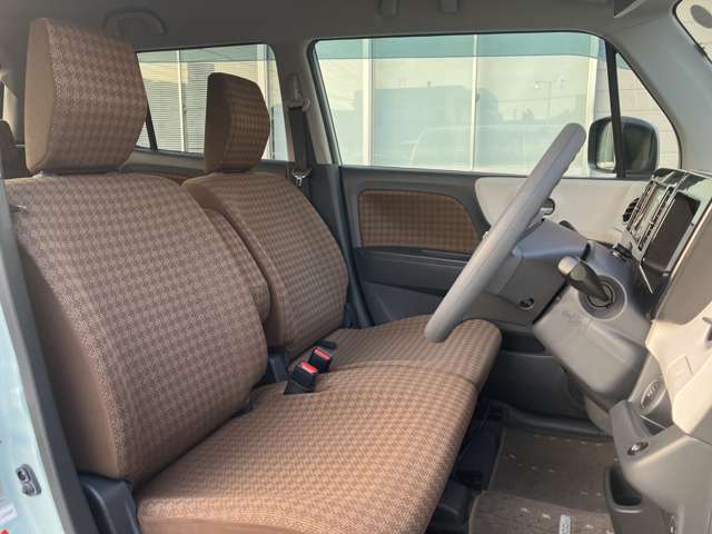 運転席です。疲れにくい形状と面積の大きなルーフが安心感あります。シート高さも調整できるので快適なドライブ可能です。
