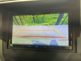 【バックカメラ】駐車時に後方がリアルタイム映像で確認できます。大型商業施設や立体駐車場での駐車時や、夜間のバック時に大活躍！運転スキルに関わらず、今や必須となった装備のひとつです！