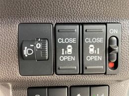 【両側パワースライドドア】スマートキーや運転席のスイッチで後席両側スライドドアの開閉が可能♪電動だから力を入れてドアを開ける必要が無く、小さなお子様でも簡単に開け閉めでき快適です♪