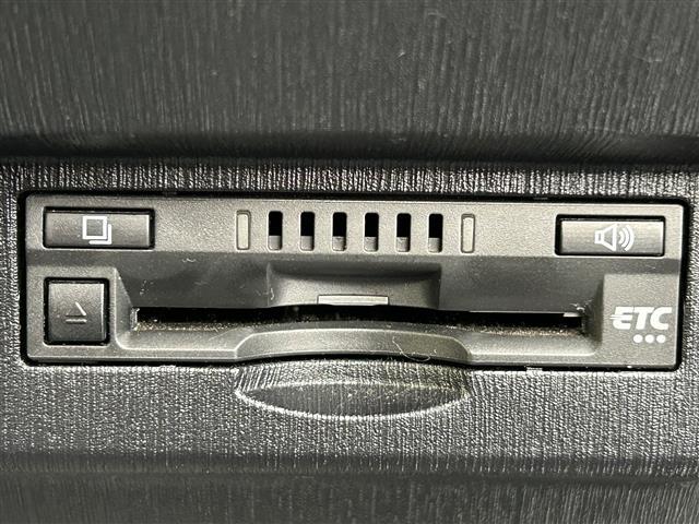 有料道路を利用する際に料金所で停止することなく通過できる、ETC車載器（ノンストップ自動料金収受システム機器）が装備されています。セットアップを行うことで利用可能になります。