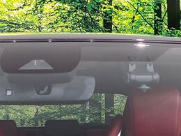 【トヨタセーフティセンス】走行中に前方の車両等を認識し、衝突しそうな時は警報とブレーキで衝突回避と被害軽減をアシスト。より安全にドライブをお楽しみいただけます。