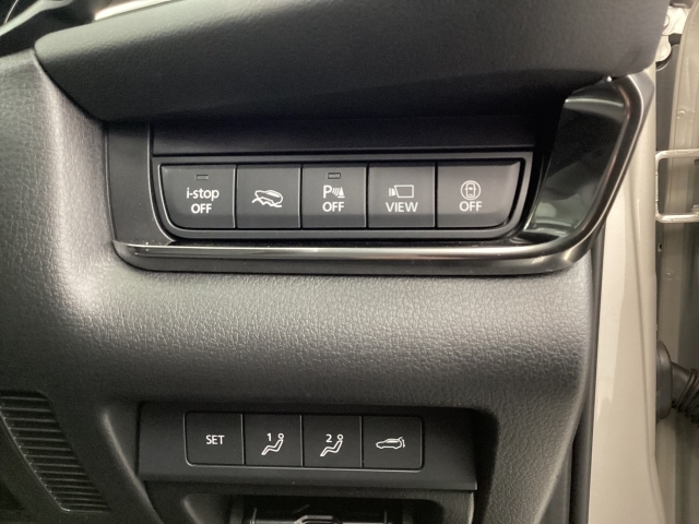 安全装置のスイッチは運転席パネル右下に集約されています。任意で切り替え可能なため状況に合わせてお使いください。