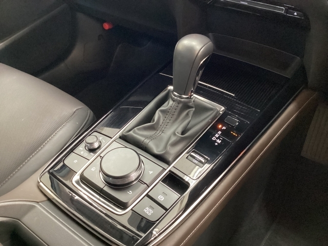 アクセルペダルを踏み込む量や速さに応じて変速パターンを制御し、人馬一体の運転感覚を発揮してくれる6速オートマ！