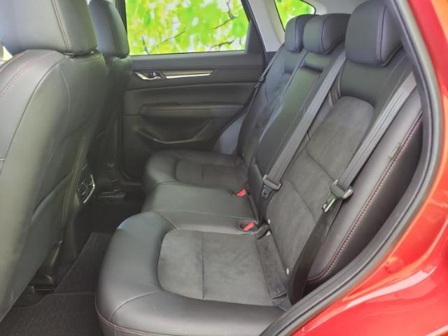 WECARSでは各商談席に大型モニターをご用意しております！見やすい大画面でゆったりと全国の在庫をご覧いただけます！是非ご来店お待ちしております！