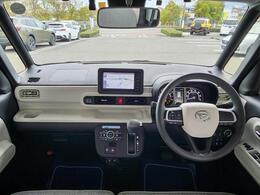 まごころクリーニングにより車内清掃、各部艶出し、消臭、除菌を実施してございます！シート、ハンドル、シフトにはビニールカバーを装着、足元にはマットを敷いて展示してあります！！