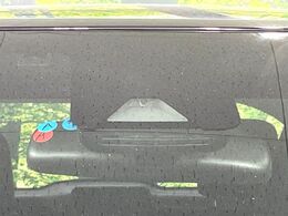 【トヨタセーフティセンス】走行中に前方の車両等を認識し、衝突しそうな時は警報とブレーキで衝突回避と被害軽減をアシスト。より安全にドライブをお楽しみいただけます。