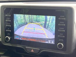 【バックカメラ】駐車時に後方がリアルタイム映像で確認できます。大型商業施設や立体駐車場での駐車時や、夜間のバック時に大活躍！運転スキルに関わらず、今や必須となった装備のひとつです！