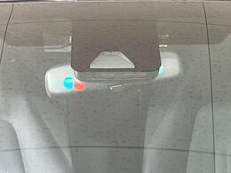 【トヨタセーフティセンス】走行中に前方の車両等を認識し、衝突しそうな時は警報とブレーキで衝突回避と被害軽減をアシスト。より安全にドライブをお楽しみいただけます。