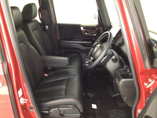 【前席】充分な広さを確保した、快適な前席！インテリアカラーも落ち着いたお色です♪センターアームレストも付いて、リラックスした姿勢で運転していただけます♪