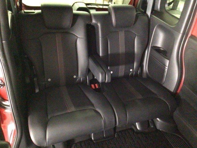 【後席】後席のお足元もとっても広いですよ！更に後席もスライドが可能ですので、おかけになられる方の体格やお荷物量に合わせてスペースを調整できます♪後席シートも乗り心地OK！ゆったり乗れます♪