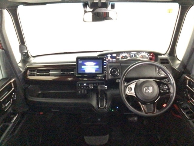 【前方視界】開放的な前方視界！運転がしやすく疲れにくいです♪窓が大きく、見通しがとっても良いおクルマですよ♪