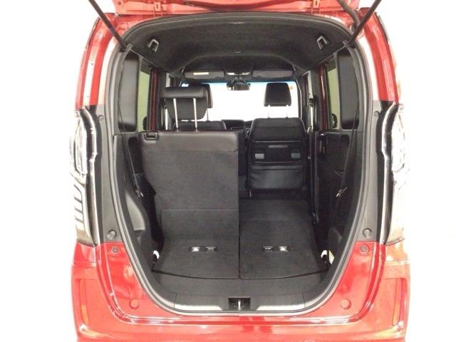 様々なパターンにアレンジができるラゲッジスペース♪お荷物の大きさや量・状況に合わせてアレンジできますので、とっても使い勝手良好ですよ♪タップリ積んで、楽しいお出かけを♪