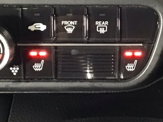 【シートヒーター】エアコンよりも暖かくなるのが早く、エンジンをかけるとあっという間にポカポカに♪エアコンと違い風が出るわけではないので乾燥に敏感な方でも安心して使用できますよ♪