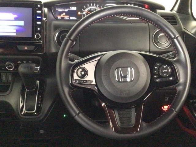 【ハンドル】運転にかかわる様々な操作を安全に行えるように視点移動が少なく操作性に配慮されたスイッチ類が凝縮されたコックピットです。