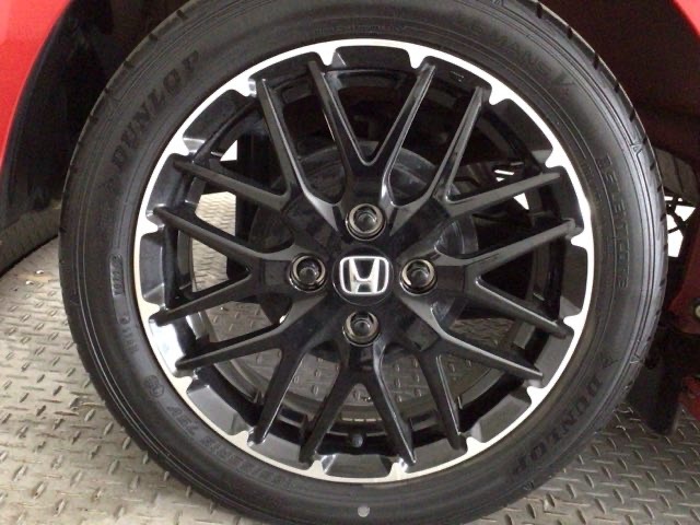 【アルミホイール】純正アルミホイール装備！足元を際立たせ、軽快な走りを演出します！印象もアップし、スタイルも引き締まります！スポーティーさの中にラグジュアリーを感じさせるデザインですね♪