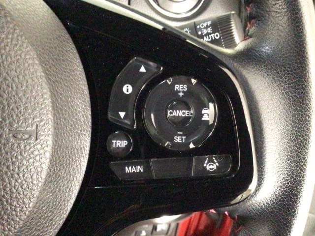 【アダプティブ・クルーズ・コントロール】予め設定した車速内でクルマが自動的に加減速。 前走車との適切な車間距離を維持しながら追従走行し、高速道路でのドライバーの疲労を軽減してくれる嬉しい機能付♪