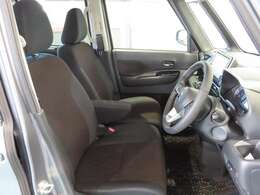 大きなベンチシートで足元もヒロビロ■大型シートで座り心地は快適♪中央にはアームレストが付いてゆったりドライブ♪　シートヒーター（運転席＆助手席）装備(*^-^*)