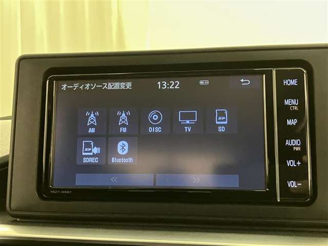DVD再生可。いまや必須装備「ナビゲーション」搭載！知らない場所にスイスイッとドライブ。もう、これなしではハンドルを握れませんね！でも運転中の操作は危険ですのでご注意ですね☆