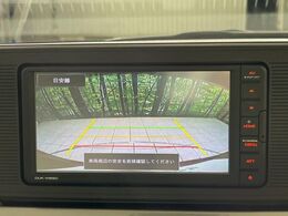 【バックカメラ】駐車時に後方がリアルタイム映像で確認できます。大型商業施設や立体駐車場での駐車時や、夜間のバック時に大活躍！運転スキルに関わらず、今や必須となった装備のひとつです！