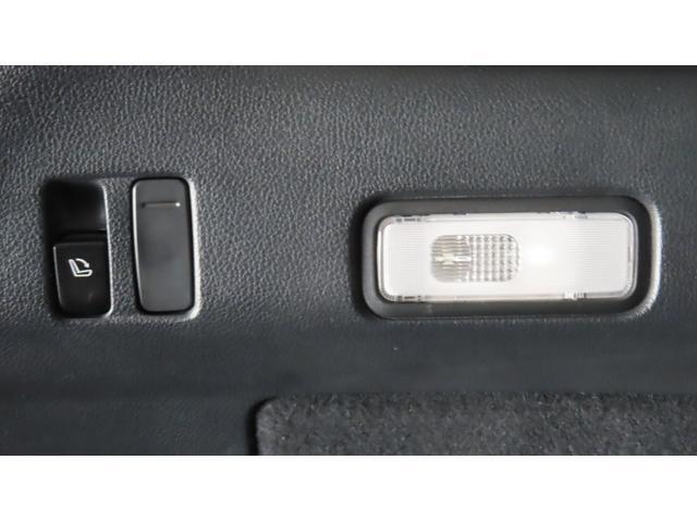 ワンタッチで後部座席が倒れるレバーを搭載。荷室が一手で広がり、後部座席まで回り込む手間が省けます。