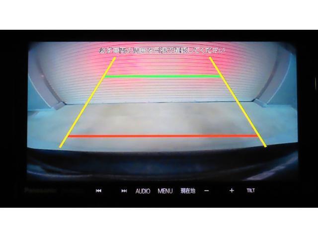 バックカメラの映像です。シフトレバーを「R」に入れると自動的にナビの画面が切り替わります。人や障害物なども確認でき、まっすぐ止めるためのガイドラインも表示されるので安心して車庫入れができます。