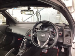 ご覧のように、視界が広く運転しやすいように設計されています。また、フルオートエアコンで快適です。