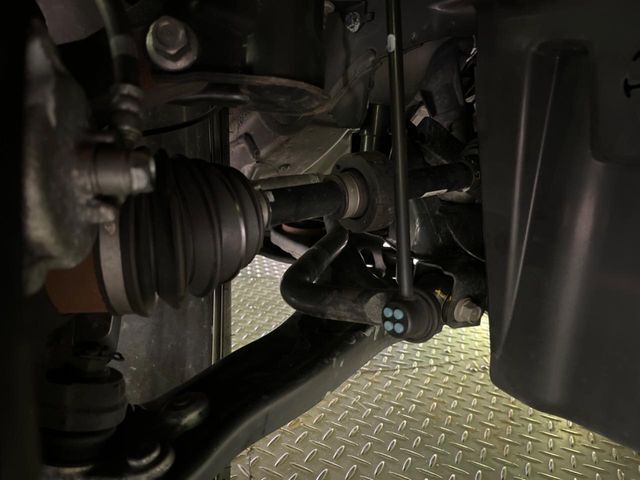 お車を安心してお乗りいただく為には、足回りの定期点検が欠かせません。サービスサポート（有償保証）では無料点検もご提供しており、安心のカーライフをお過ごしいただけるサポート体制が整っています。