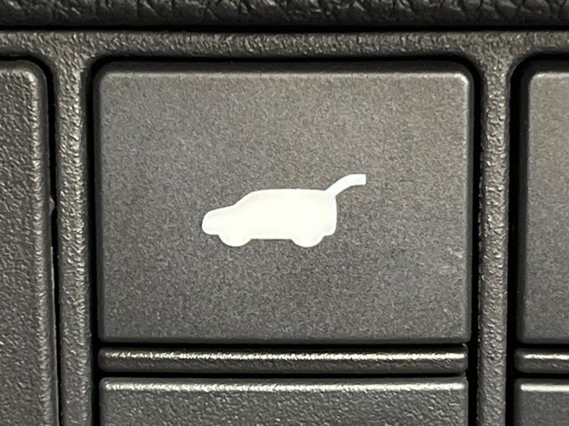 【パワーバックドア】スマートキーや運転席のボタンを押すだけでリアゲートが自動で開閉します！荷物を持っている時や、高い位置にあるバックドアを閉める際に便利な機能です♪